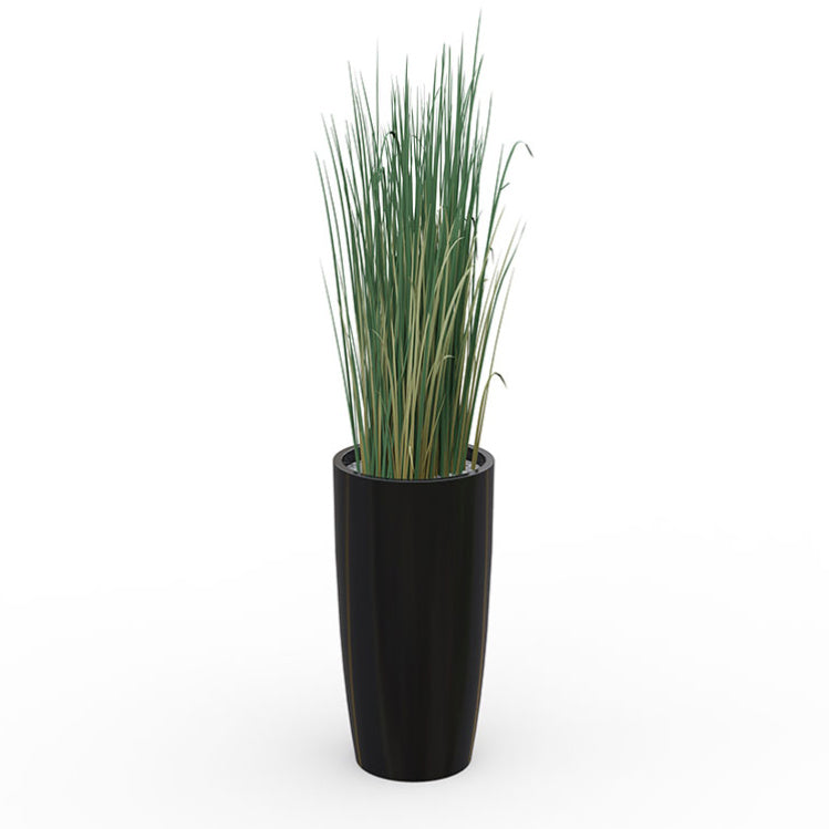 Composition de graminées artificielles haut de gamme avec feuillage fin dans un pot rond en polyéthylène laqué noir.