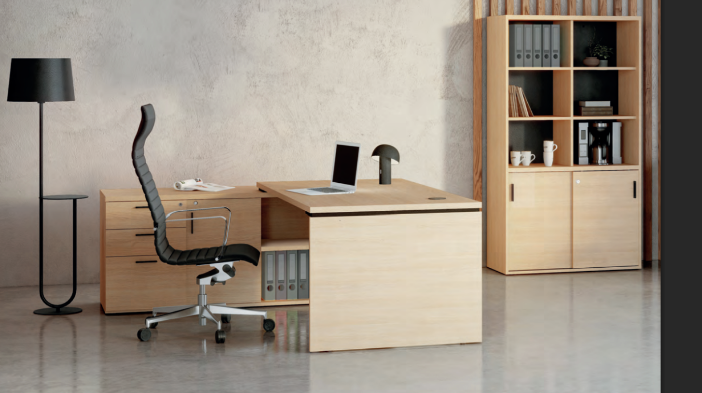 Aménagement d'un bureau de direction moderne présentant la grande armoire Kara en finition Chêne Naturel, associée au bureau coordonné de la même collection.