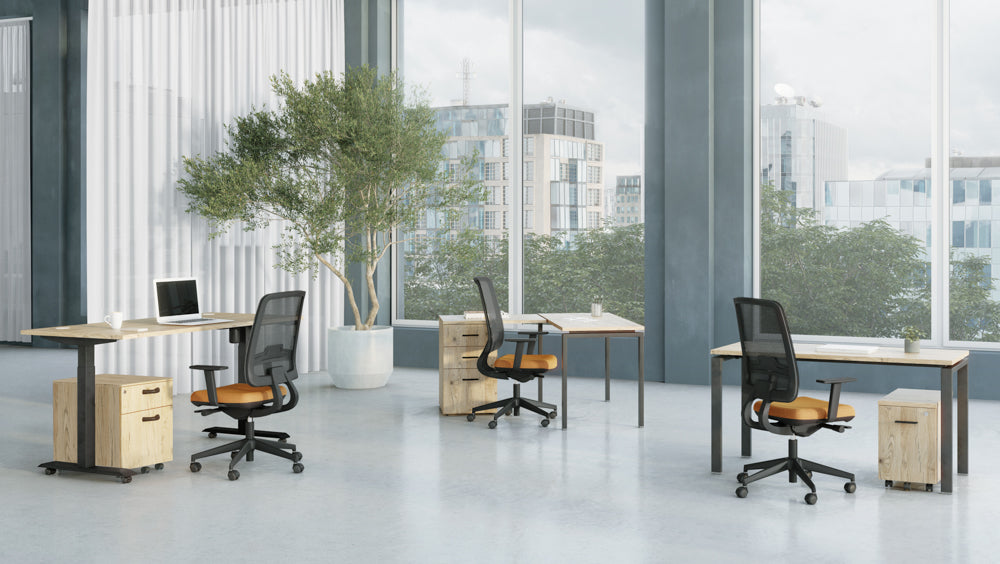Mise en situation d'un aménagement de bureau moderne et lumineux intégrant le caisson mobile 2 tiroirs Mélina en finition bois, associé à des bureaux et des fauteuils ergonomiques.