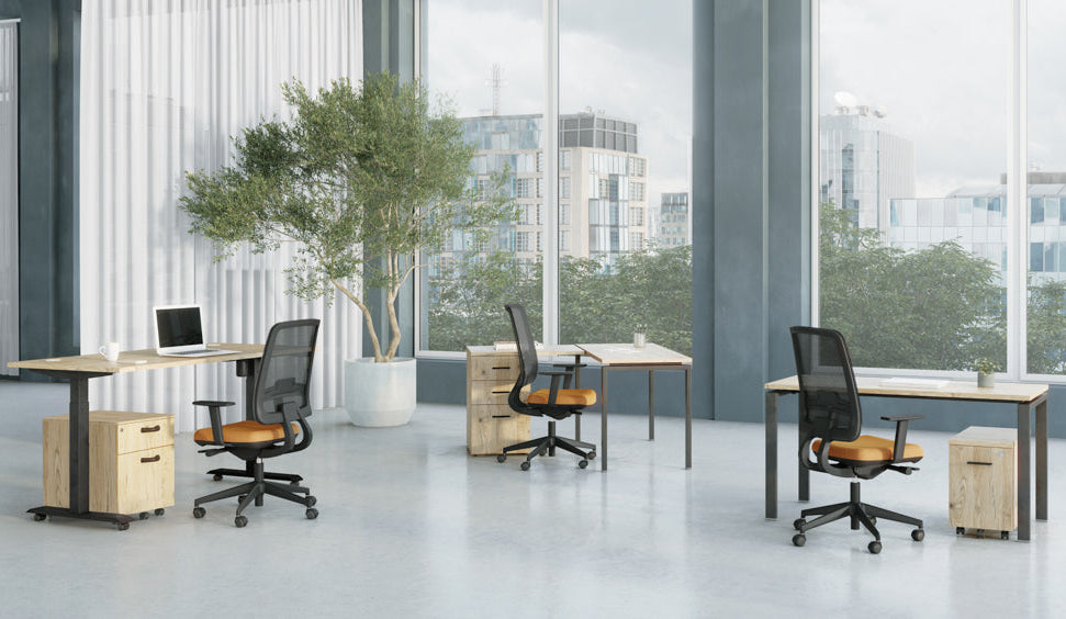 Mise en situation d'un aménagement de bureau moderne et lumineux intégrant le caisson mobile Mélina en finition bois, associé à des bureaux assis-debout et des fauteuils ergonomiques.