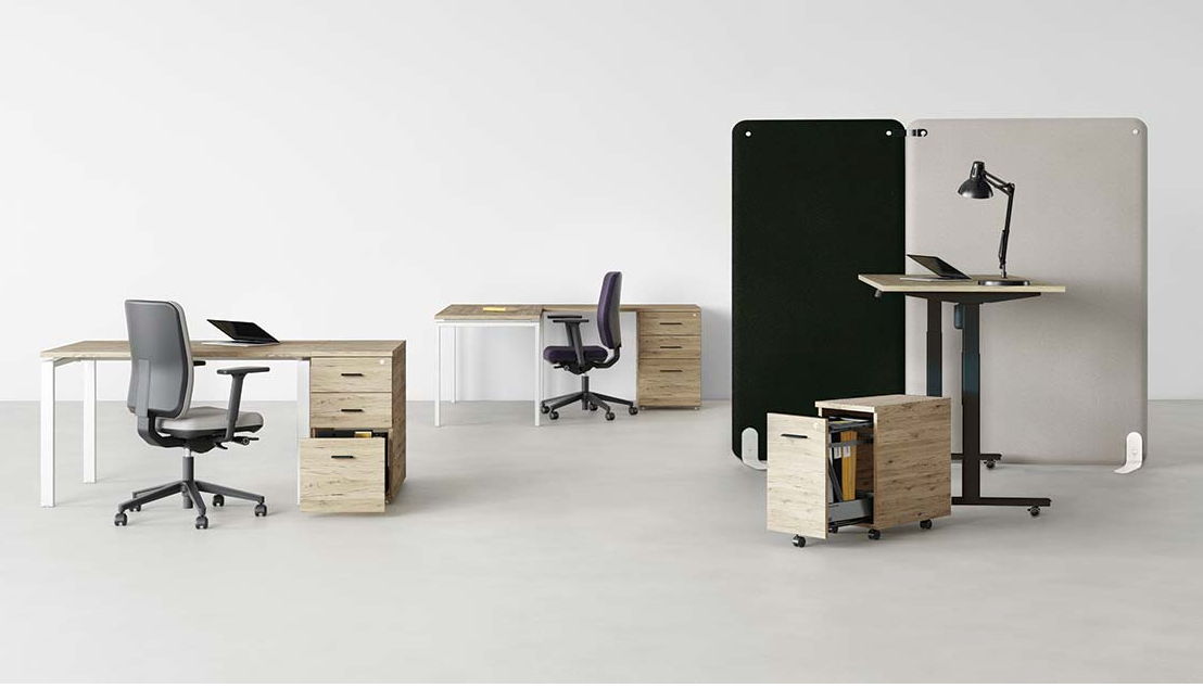 Aménagement de bureau ergonomique avec le caisson mobile compact Mélina en finition bois, un bureau assis-debout Lutz 2, un fauteuil de travail et des cloisons acoustiques sur fond blanc.