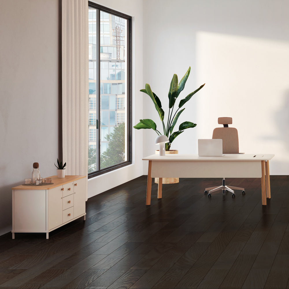 Aménagement de bureau de direction lumineux mettant en valeur la crédence Karl L. 141 cm en finition claire, assortie au bureau de la même collection devant une grande baie vitrée.