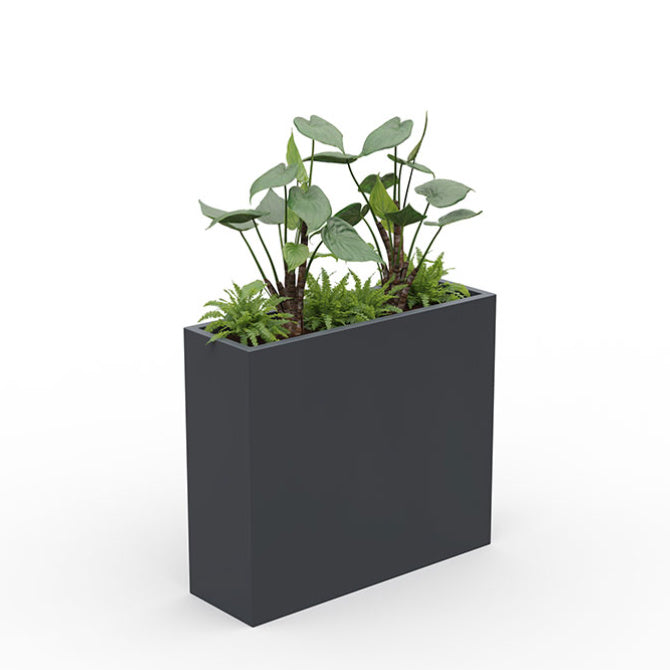 Composition artificielle Alocasias et Fougères de 135 cm dans un bac haut gris anthracite pour séparation de bureau.