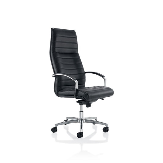 Fauteuil de direction haut de gamme Manhattan en cuir noir avec base étoile chromée et têtière intégrée.