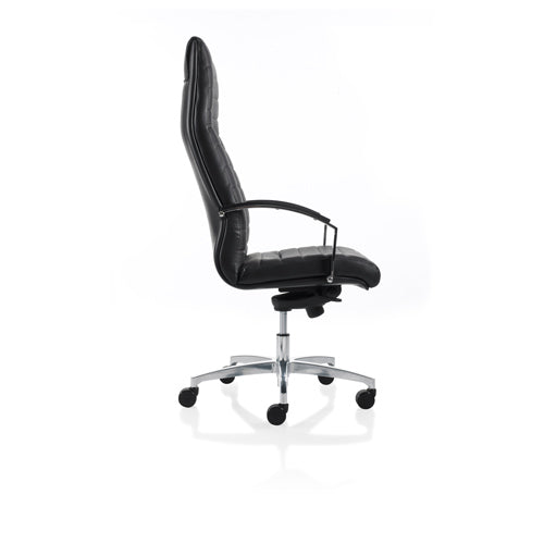 Fauteuil de direction haut de gamme Manhattan en cuir noir avec base étoile chromée et têtière intégrée. Vue de cote