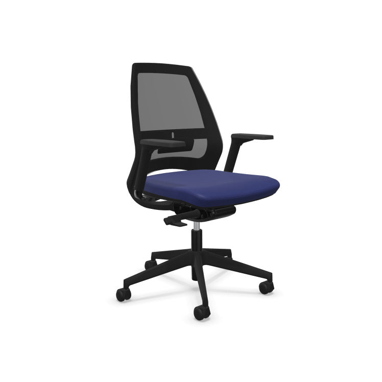 Fauteuil de bureau ergonomique Eliott avec dossier bas en résille, soutien lombaire intégré et accoudoirs 3D. Bleu marine