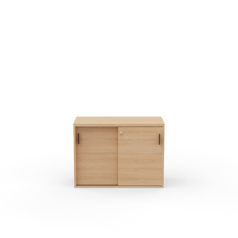 Petite armoire de bureau basse Kara 73,5 cm finition Chêne Naturel avec portes coulissantes verrouillables.