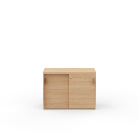 Petite armoire de bureau basse Kara 73,5 cm finition Chêne Naturel avec portes coulissantes verrouillables.
