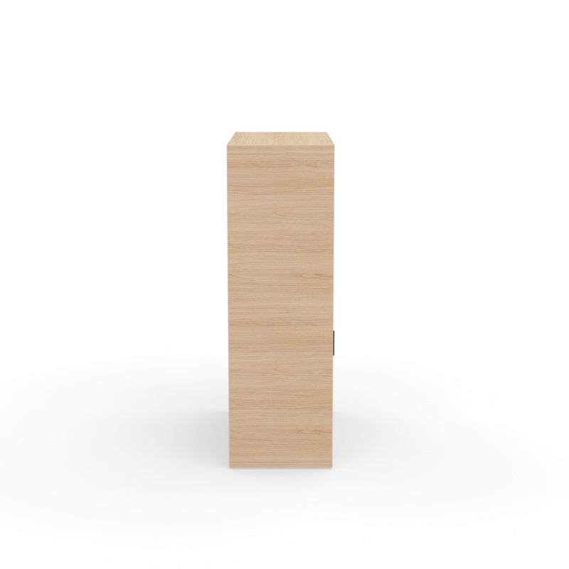 Armoire de bureau Kara 144 cm finition Chêne Naturel avec portes coulissantes verrouillables et espaces ouverts. Vue de cote