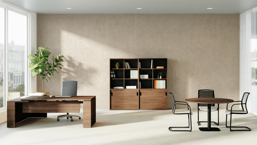 Aménagement de bureau de direction moderne mettant en valeur l armoire Kara en finition Noyer Brun assortie au bureau et a la table de reunion de la collection.