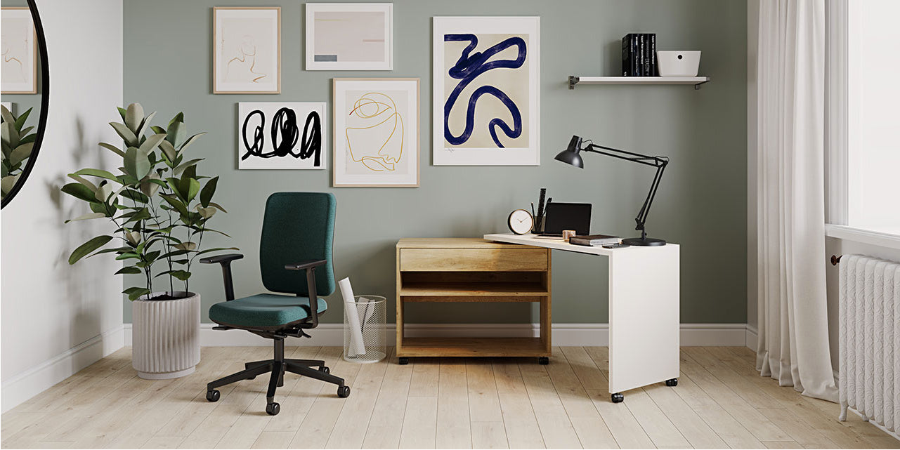 Aménagement de bureau à domicile moderne présentant le bureau compact modulable Homère blanc ouvert en angle, accompagné d'un fauteuil ergonomique.