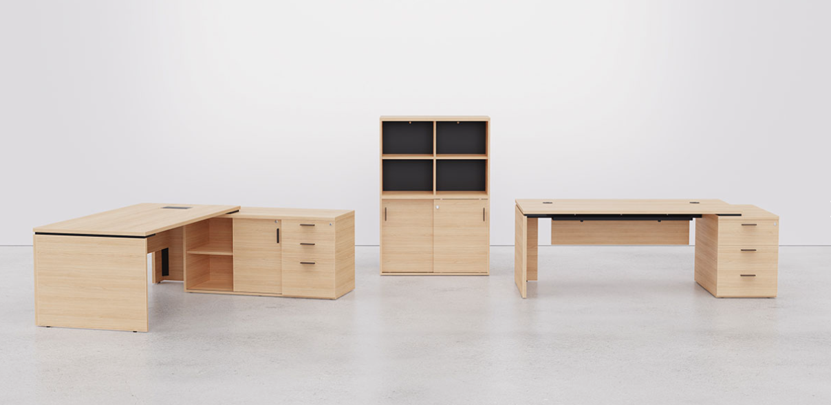 Vue d'ensemble de la collection de mobilier de bureau de direction Kara en finition Chêne Naturel, présentant les différents modèles de bureaux avec rangements et armoire assortie.