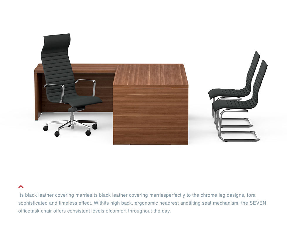 Ensemble de bureau en bois aménagé avec le fauteuil de direction Seven en cuir noir et deux sièges visiteurs assortis sur fond blanc.