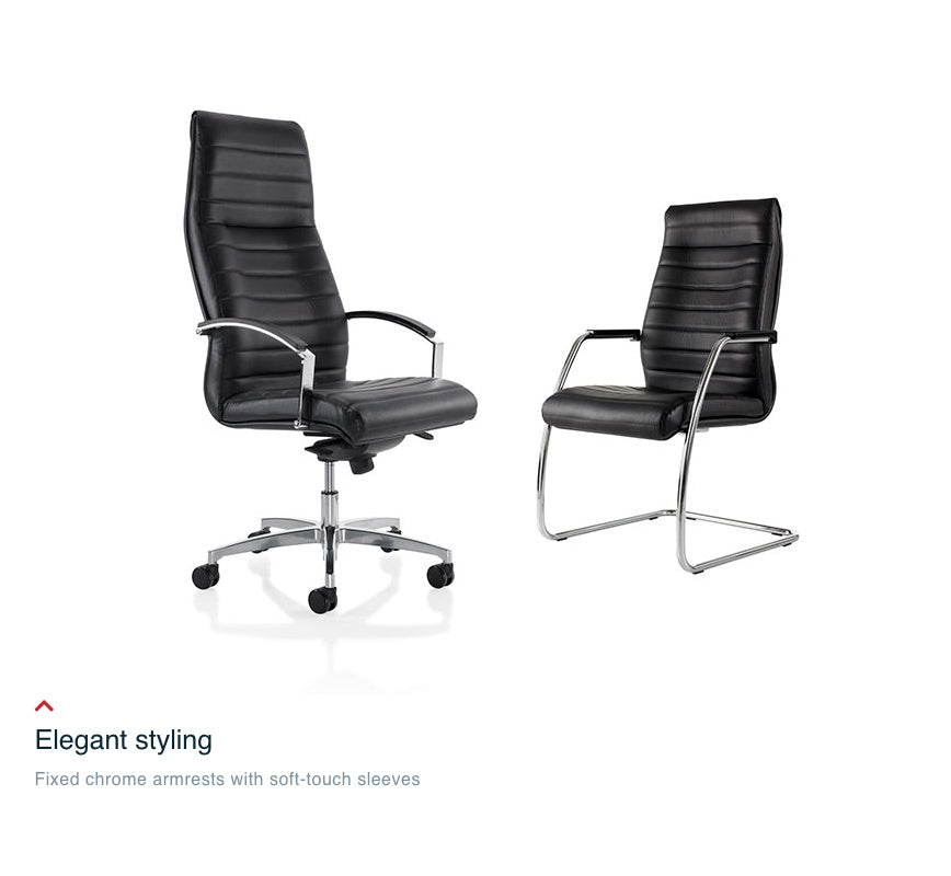 Duo de fauteuils Manhattan comprenant le siège de direction sur roulettes et le fauteuil visiteur sur piétement luge, en cuir noir avec structure et accoudoirs chromés. 