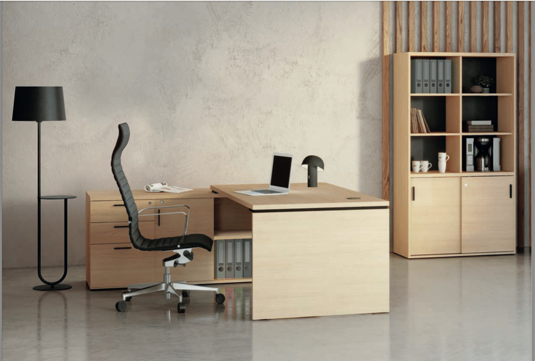 Aménagement de bureau minimaliste comprenant le bureau en bois Kara avec rangement intégré, le fauteuil de direction Seven en cuir noir et une bibliothèque assortie.